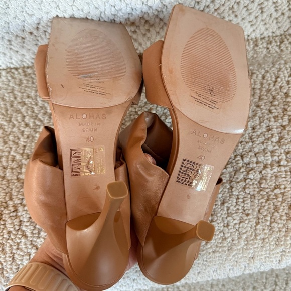 ALOHAS Camel Brown Twist Strip Heel - Picture 7 of 8